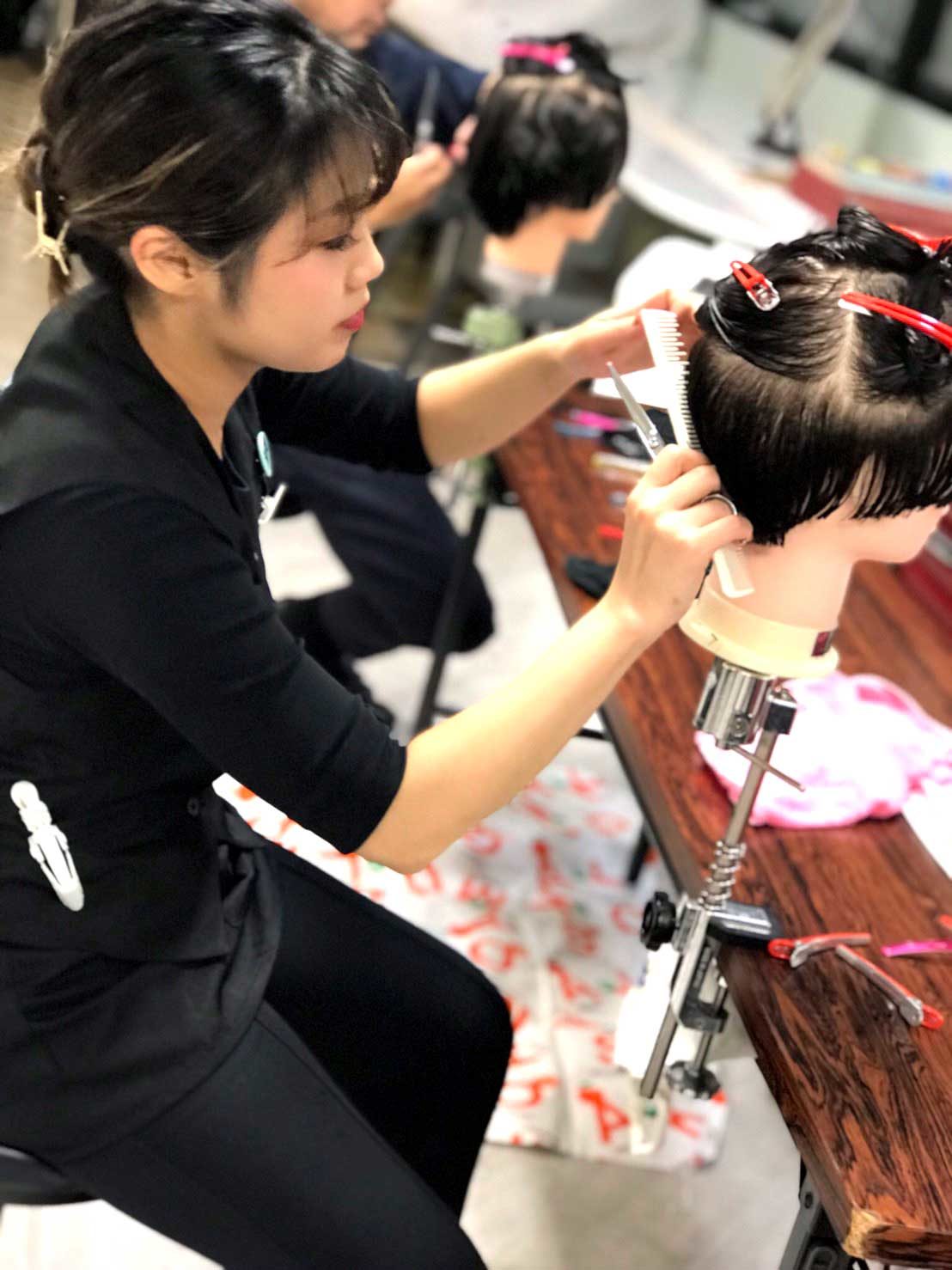 大阪市四ツ橋の美容室、アトリエ1019、カットのレッスン風景